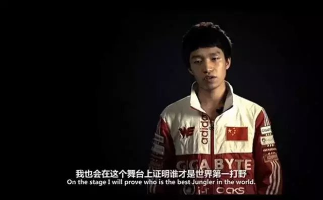 队友两人挂机一人送头的情况下坚决不降要是万一赢了呢?