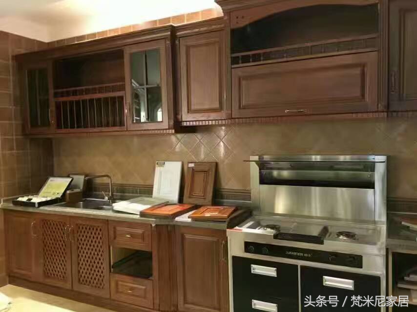 长沙梅溪湖壹号陈先生定制橱柜前看过几款不同的实物照