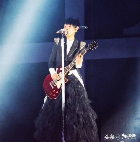 邓紫棋皮裤和别的女星对比,邓紫棋皮裤大盘点