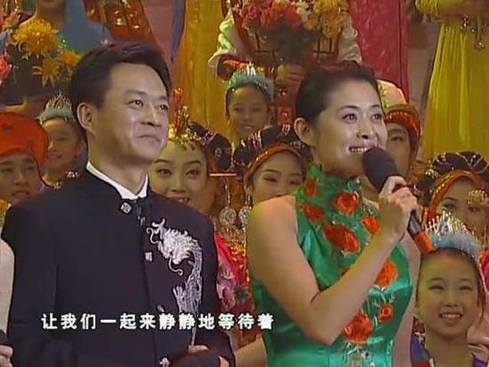 央视主持人董卿和倪萍的视频,两代央视一姐董卿倪萍同框