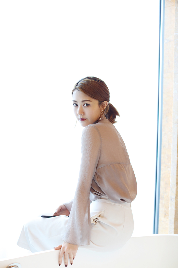 白色雪纺裙裤搭配什么上衣好看,灰色雪纺宽松裤搭配什么上衣