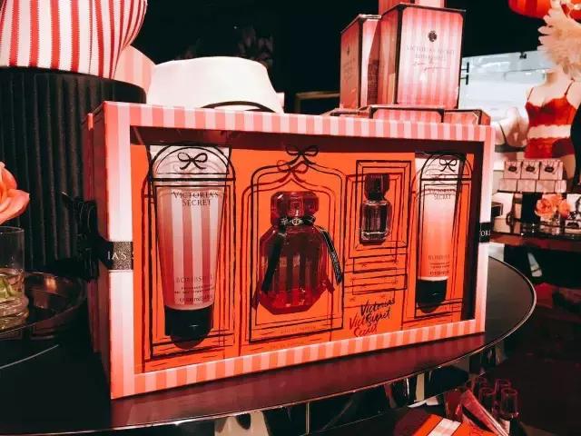 探店！成都维秘旗舰店深度揭秘，愿今晚你们都是天使！