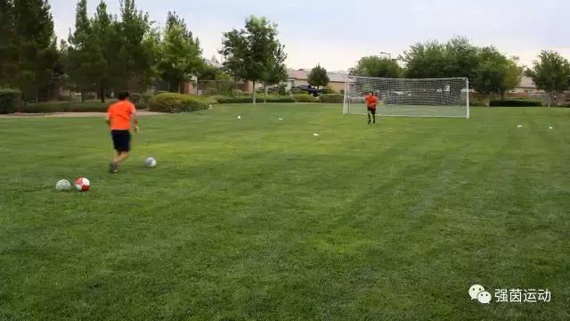 足球摆脱防守接球训练,传球吸引防守