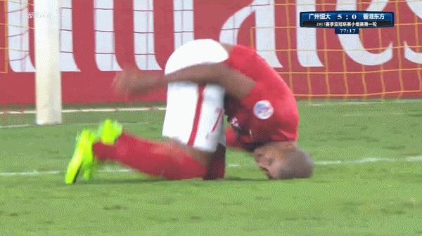 当香港球员砍树式伐倒阿兰瞬间揪心灵动双腿的表演历历在目