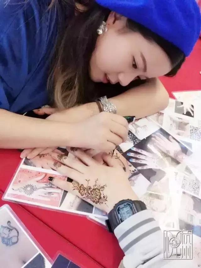 杭州夫妻靠摆摊走遍63个国家 (90后姑娘靠摆摊走遍7个国家)