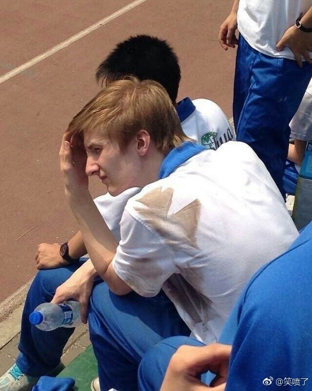 村子修路发现恐龙化石,老人挖出恐龙蛋化石