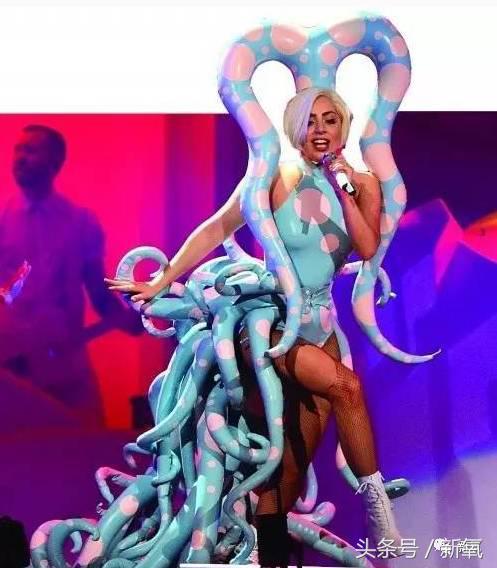 邓紫棋皮裤和别的女星对比,邓紫棋皮裤大盘点