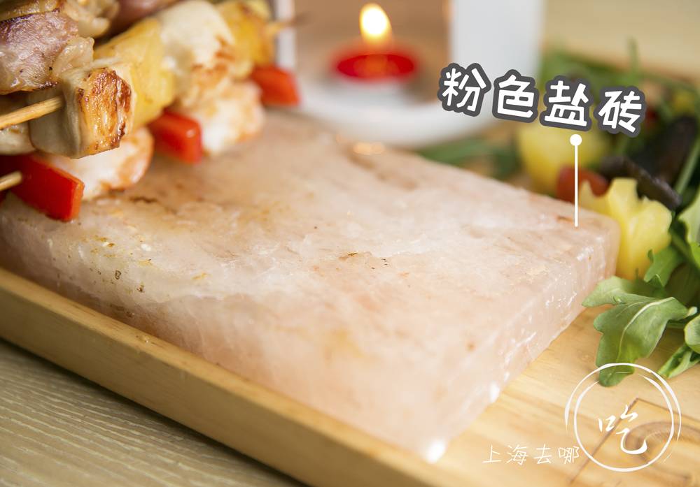 这家店靠一块INS美食博主的星空蛋糕，就把少女心秒成渣渣！涂红唇就打折，男生涂折更低！