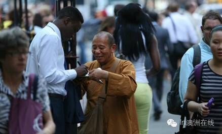 怒!亚洲假和尚已席卷世界各国骗钱!不止是伦敦!老外们都毛了!