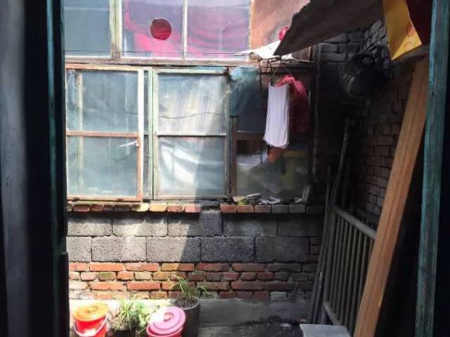 外国小鲜肉只花400元竟然租到了北京二环的房子,然而刚拿到房子的瞬间却差点哭了出来