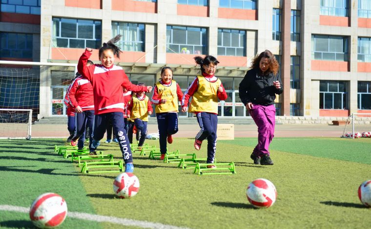 我国校园足球的发展现状与趋势,校园足球在哪一年上升为国家战略