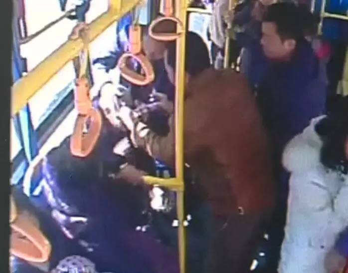 青田一七旬老大爷坐公交，却要缝四针！罪魁祸首竟然是……