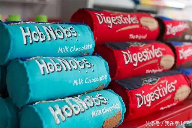 英国姑娘专门卖“假货”（针织品）的便利店