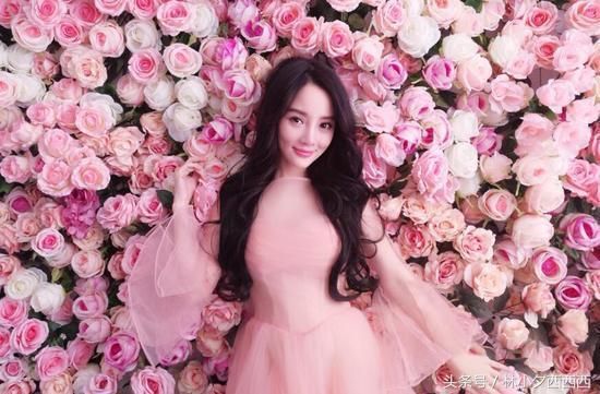 李小璐最新美照,李小璐出席活动小露香肩