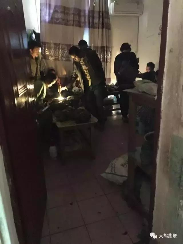 大白天宾馆拉着窗帘卖翡翠赌石，大熊买了块赌石小试牛刀竟完爆！