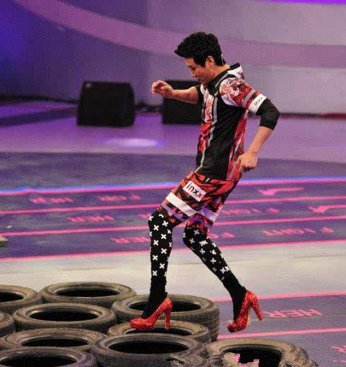 朱亚文穿高跟鞋的视频,男星穿上高跟鞋