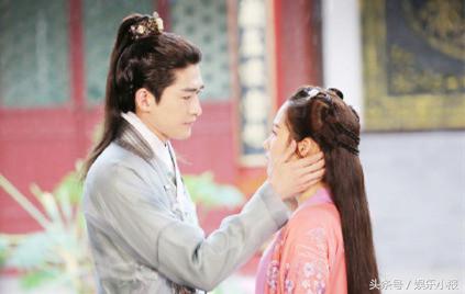 张翰一年戏被下架愁到头疼，郑爽开心的晒黑卡炫富