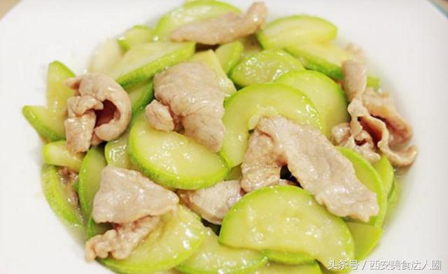 一道色香味俱全的家常小炒炒茄子,简单易做色香味俱佳的家常小炒菜