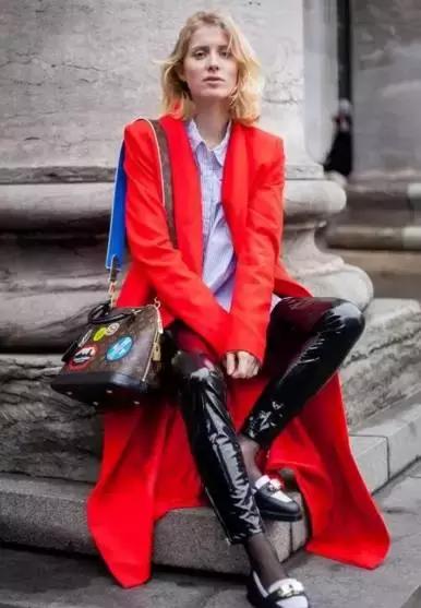 双肩包与斜背包哪种最实用,包包单肩斜挎包包治百病