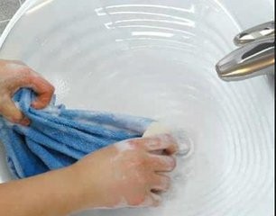 衣服上霉渍洗不掉,衣服上的油渍污渍霉点洗不掉咋办