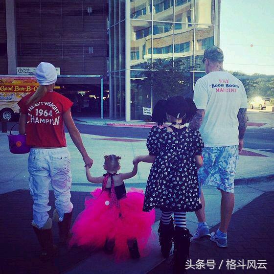 卢瑟夫和米兹拉娜,wwe拉娜跪地向卢瑟夫认错