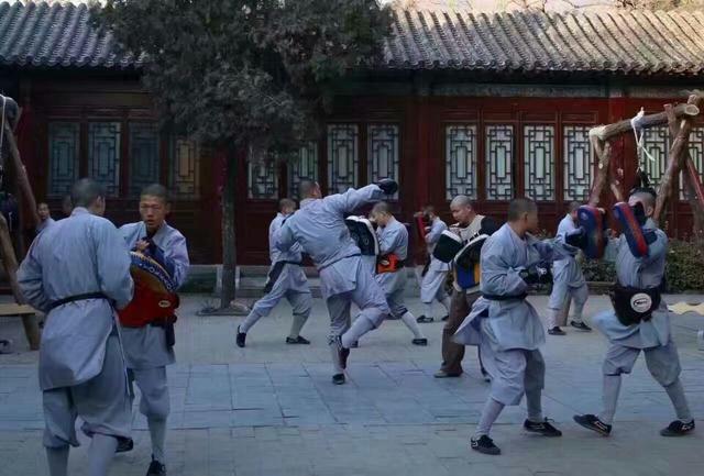 少林武僧转头,少林功夫原地挺身