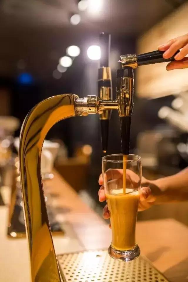 星巴克黑啤酒多少钱一箱,星巴克单店一天卖200杯咖啡