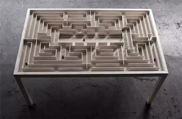 小朋友把手放下去捡玩具,小朋友把手放玩具