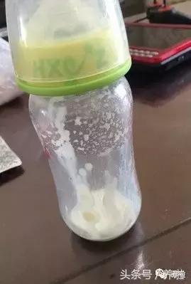 冲泡奶粉为什么会有颗粒 (爱他美奶粉冲泡有颗粒挂壁)