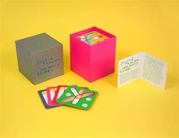 小朋友把手放下去捡玩具,小朋友把手放玩具