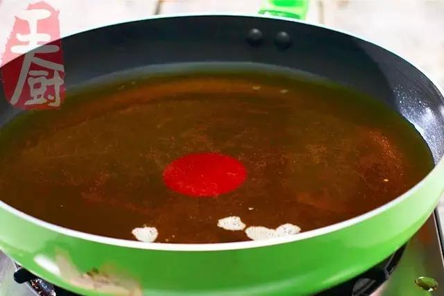 把茄子炸脆,把茄子都炸了再煮