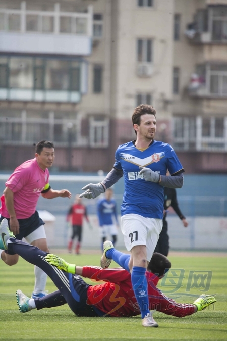 烟超烟甲“故事会”：大学生女裁判惊艳足球赛