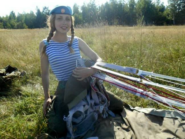 伞兵着陆后是如何处理降落伞？直接扔掉还是继续循环使用？