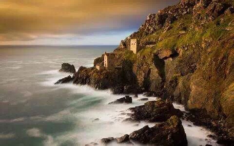 云巅之上一缕微光,云巅之上烟雾缭绕