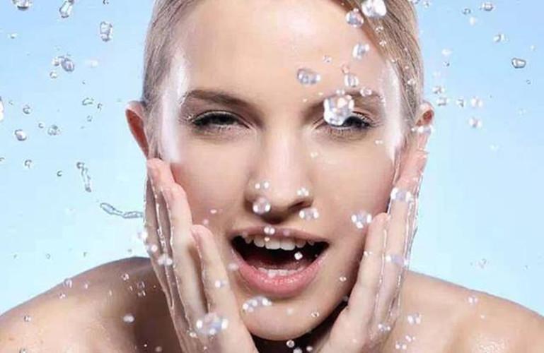 十八岁了开始长青春痘了好烦恼,十八岁男孩脸上长痘怎么回事