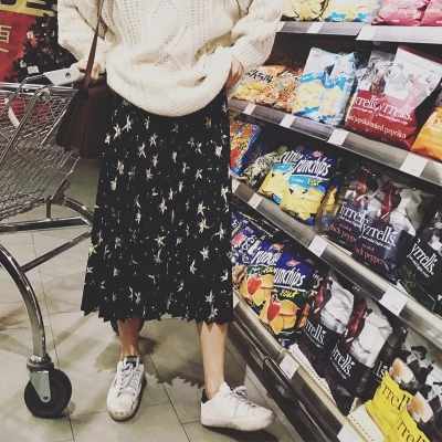 春天碎花连衣裙,春天红色碎花裙怎么搭配好看