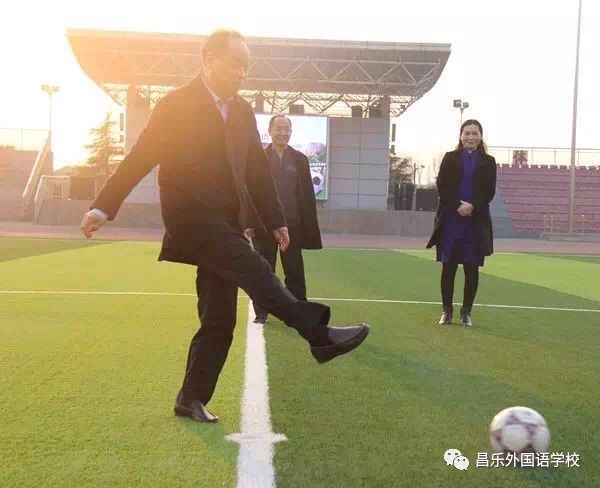 这个学校的足球赛火了！校长竟然亲自上阵！