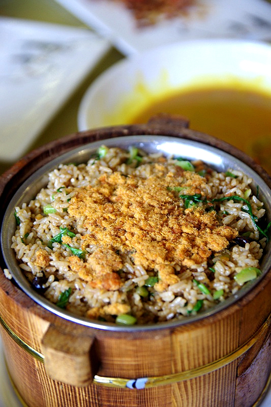 又一只外酥里嫩的烤全羊出炉了,这家的烤全羊最好吃又香又脆