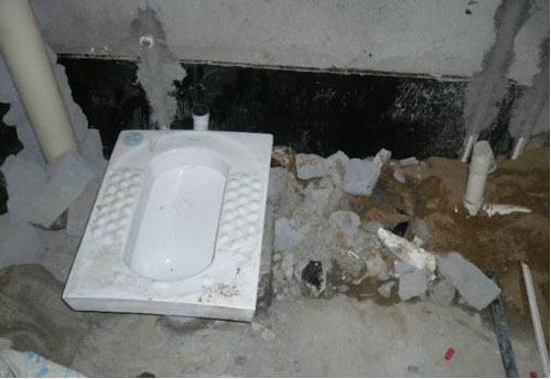 蹲厕是水电师傅装还是泥水师傅装,卫生间蹲坑没有堵塞但是下水很慢