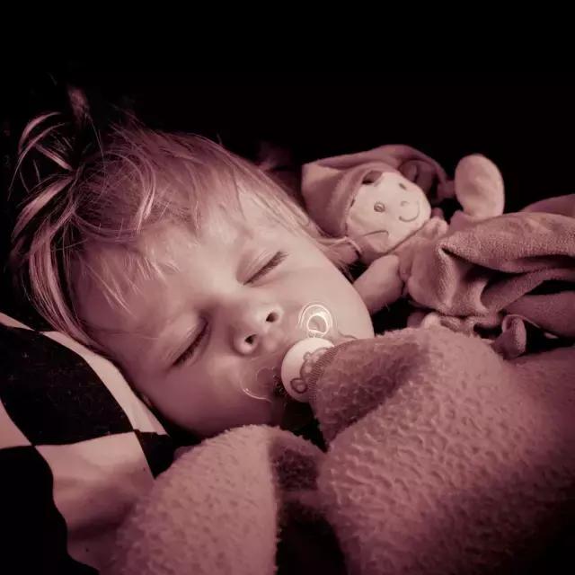 小孩夜里说梦话怎么回事,小孩夜里说梦话能治好吗