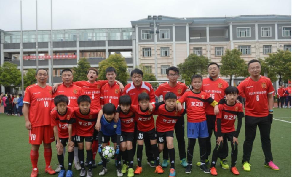 为促进校园足球运动蓬勃发展龙之队球迷会走进校园助力国足破韩