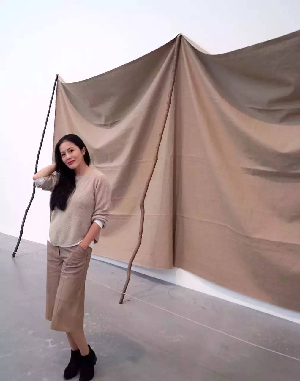 跟着艺术家学穿搭,跟艺术家学穿搭三组时髦颜色