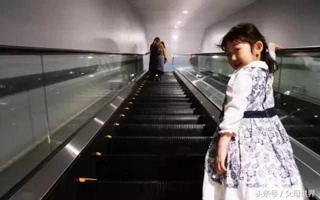 一个从来没用过童车的爸爸抱着孩子去日本水族馆吓人了!