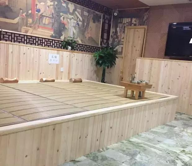 一起泡温泉的奢侈的享受,夏日一起泡温泉