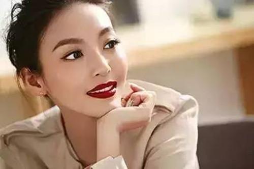 用口红在手上画图案,用手涂口红的正确方法