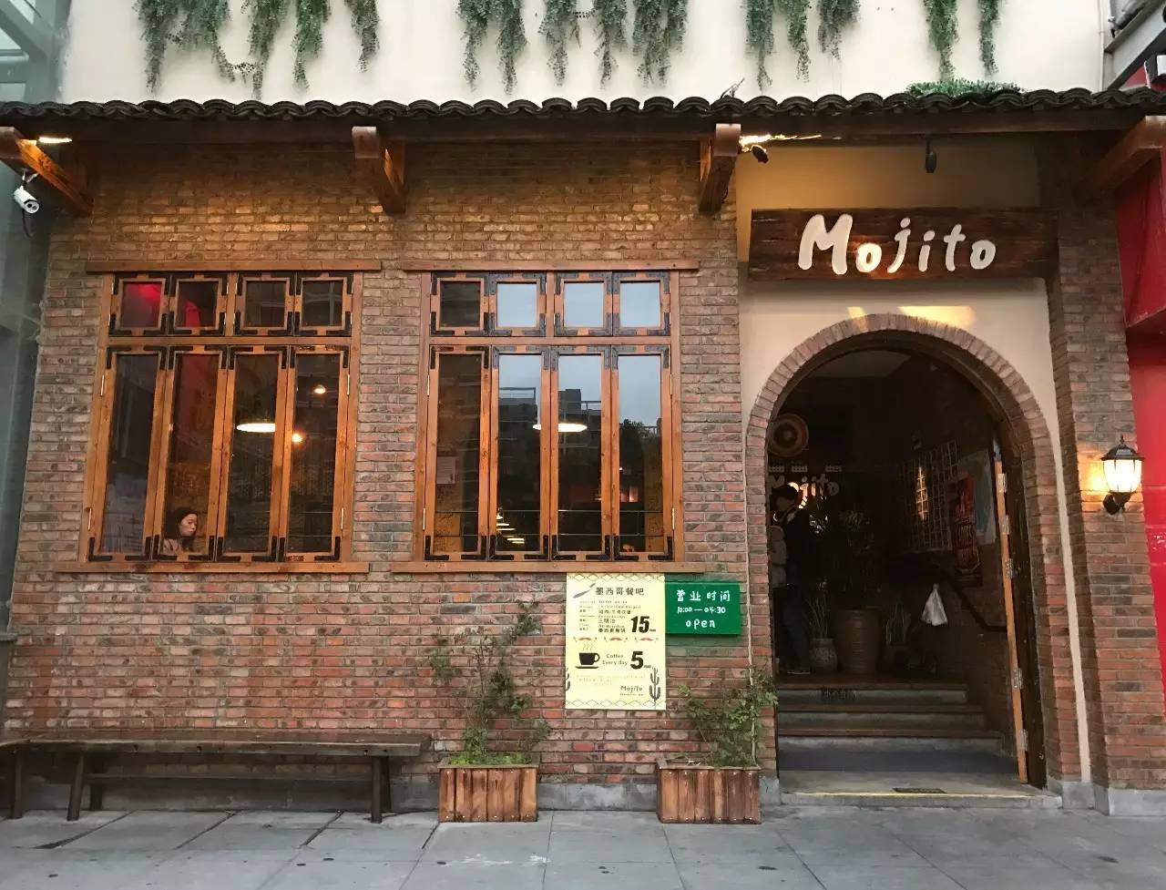 想走在有酒有肉的下沙街道，回忆无忧无虑的大学时光