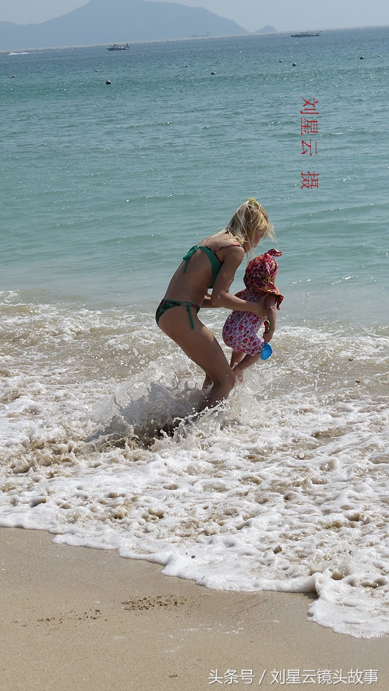 俄罗斯人三亚沙滩享受亲子日光浴好惬意,为人之母的洋妞有苗条的