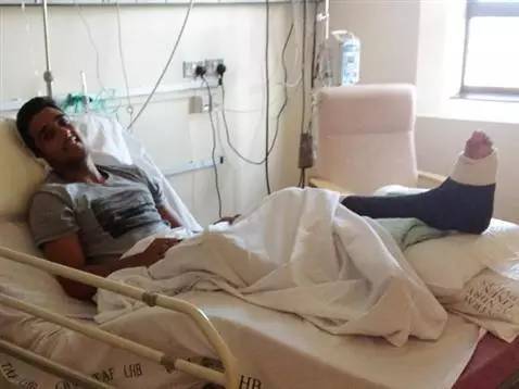 又见断腿！英式足球和中国功夫谁更厉害？