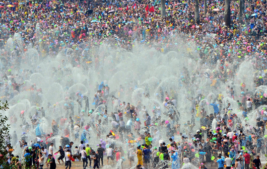 泼水节云南德宏游客视角,德宏泼水节孔雀舞申报吉尼斯纪录