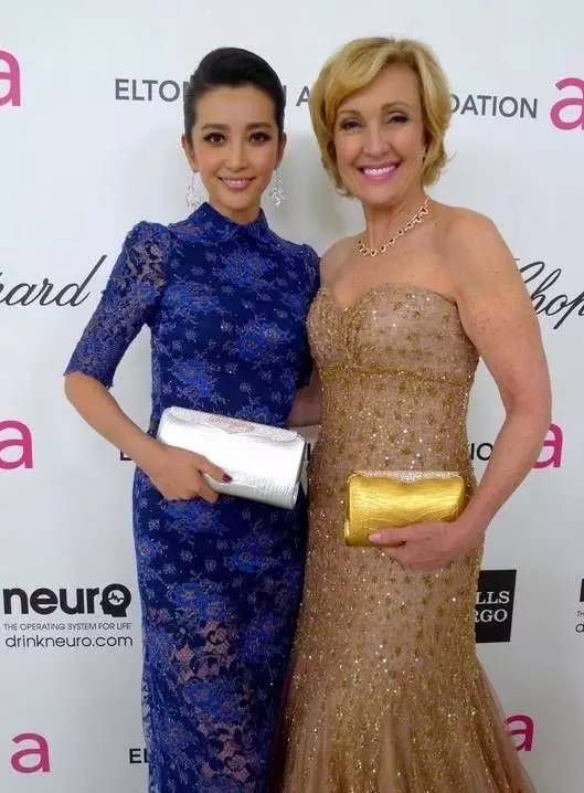 英国女王背双肩包,英国女王的爱马仕包包